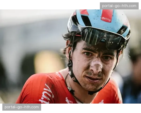 范德普尔在巴黎-鲁贝古典赛夺冠后与家人相拥庆祝 范德普尔在巴黎-鲁贝古典赛夺冠后与家人相拥庆祝