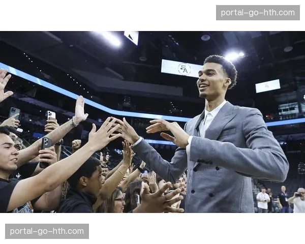 专访马刺队状元文班亚马：谈论在防守体系中担任最后一道屏障的心得