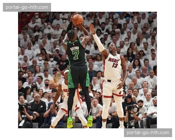 凯尔特人147-129战胜热火,布朗32分率队客场告捷 凯尔特人147-129战胜热火,布朗32分率队客场告捷